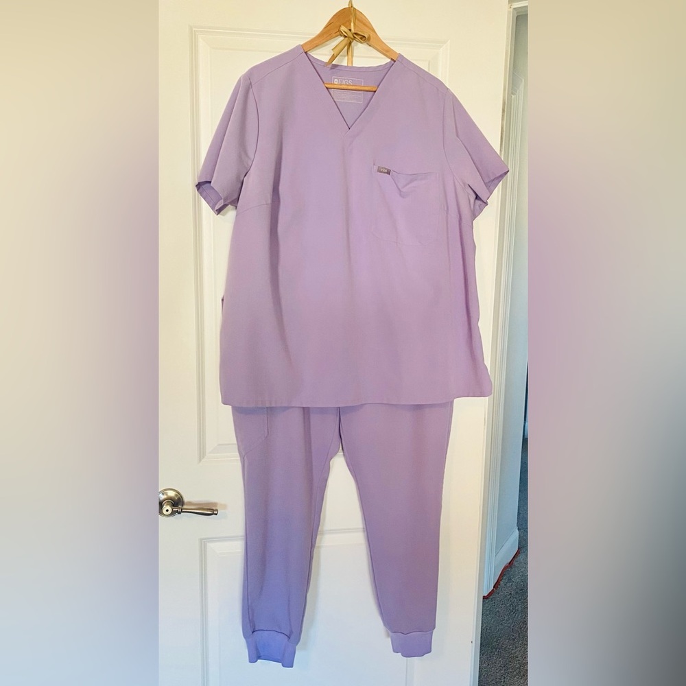 Figs scrub set. Gorgeous Lavender. Perfect condition. 3x top 2x jogger pants.